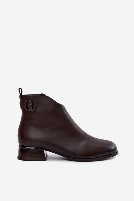 Botines aislados con cintas decorativas en chocolate Vinceza 58692