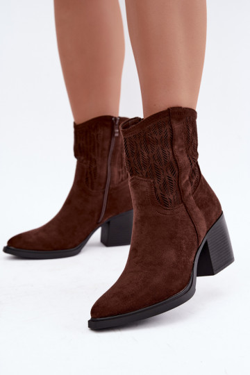 Botines con elementos recortados aislados en chocolate Salinae 2