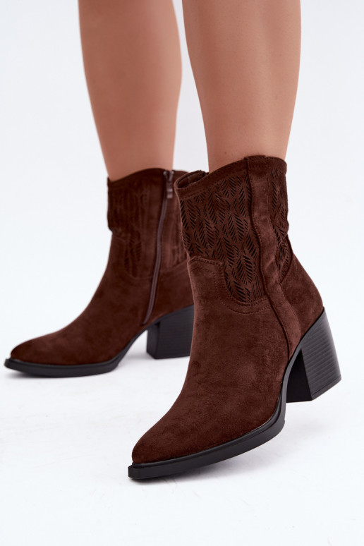 Botines con elementos recortados aislados en chocolate Salinae