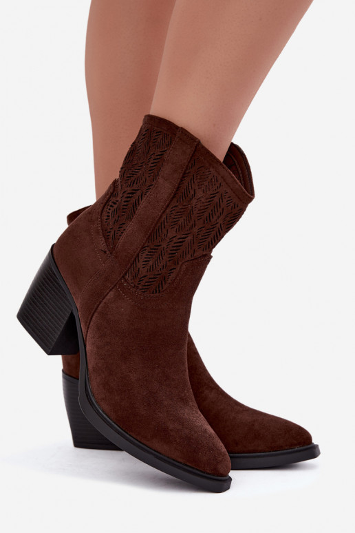 Botines con elementos recortados aislados en chocolate Salinae
