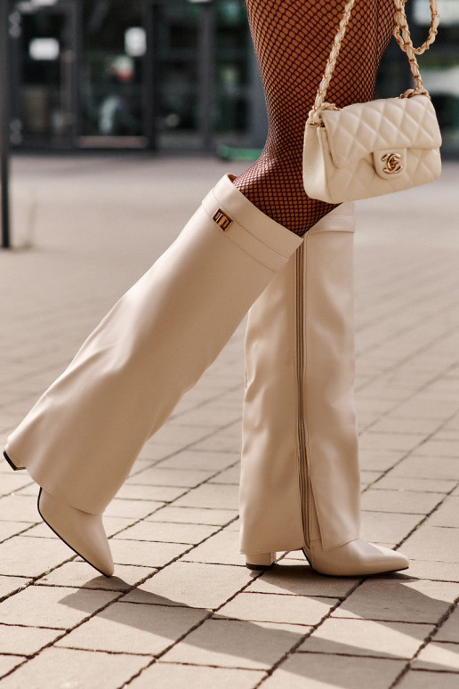 botas altas para mujer con inserciones de cuero sintético y tacones en color marfil Avamora