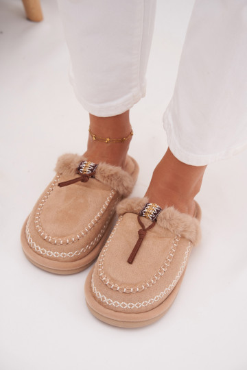 chanclas de mujer con piel y anillos bordados en color arena Perivelle