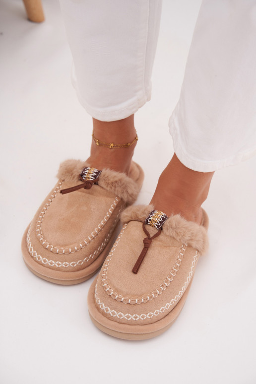 chanclas de mujer con piel y anillos bordados en color arena Perivelle