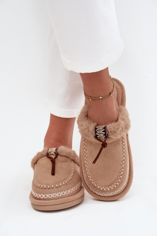 chanclas de mujer con piel y anillos bordados en color arena Perivelle