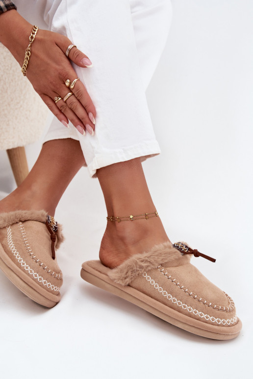 chanclas de mujer con piel y anillos bordados en color arena Perivelle