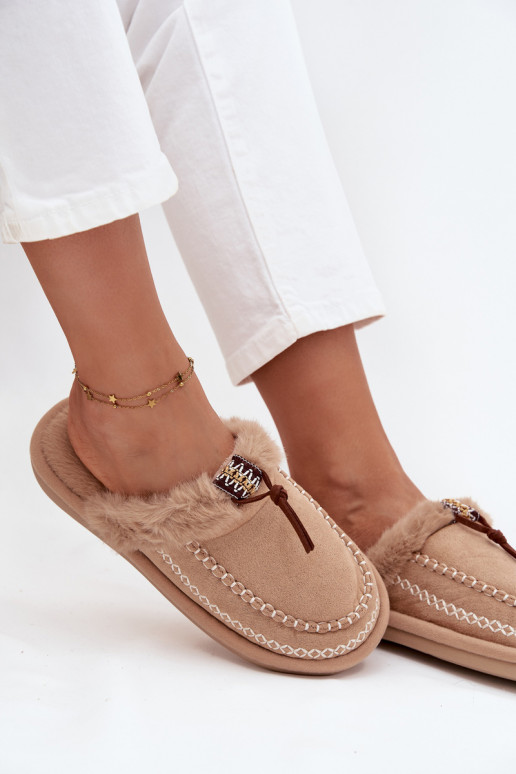 chanclas de mujer con piel y anillos bordados en color arena Perivelle
