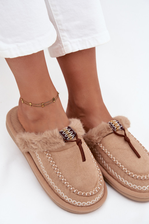 chanclas de mujer con piel y anillos bordados en color arena Perivelle