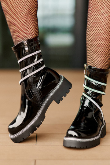 Botines de charol con decoración en negro Kikizelle 2