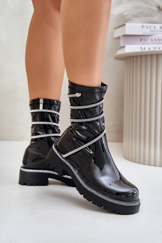 Botines de charol con decoración en negro Kikizelle