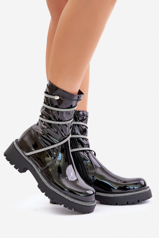 Botines de charol con decoración en negro Kikizelle