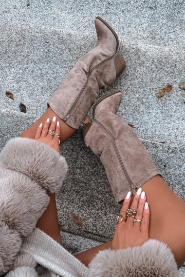 Botas altas aisladas de estilo cowboy con tacón, de ante sintético, en color arena 2