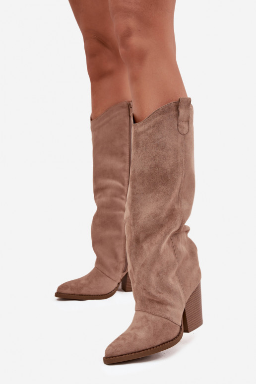 Botas altas aisladas de estilo cowboy con tacón, de ante sintético, en color arena