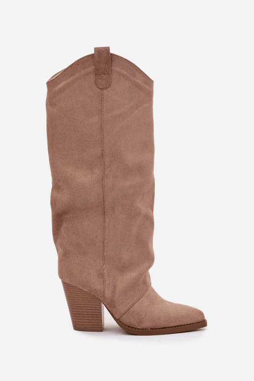 Botas altas aisladas de estilo cowboy con tacón, de ante sintético, en color arena