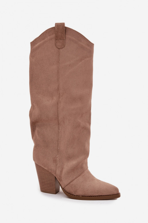 Botas altas aisladas de estilo cowboy con tacón, de ante sintético, en color arena