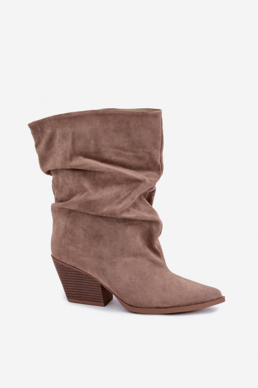 Botines arrugados para mujer con tacón cuadrado en color arena Cazela