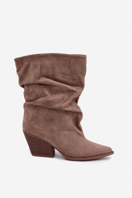 Botines arrugados para mujer con tacón cuadrado en color arena Cazela