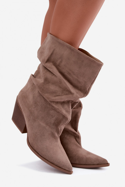 Botines arrugados para mujer con tacón cuadrado en color arena Cazela