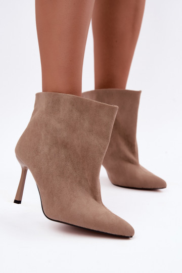 Botines slip-on con tacones finos en color arena Kamea