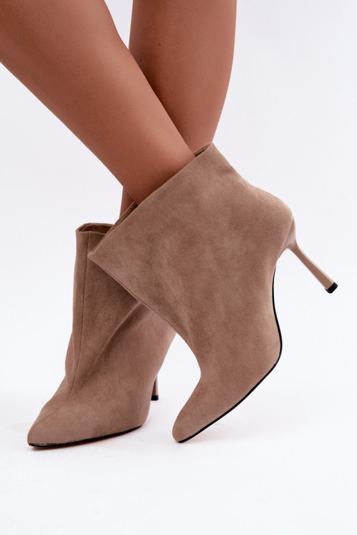 Botines slip-on con tacones finos en color arena Kamea