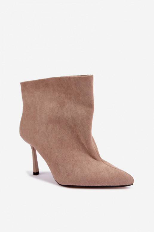Botines slip-on con tacones finos en color arena Kamea