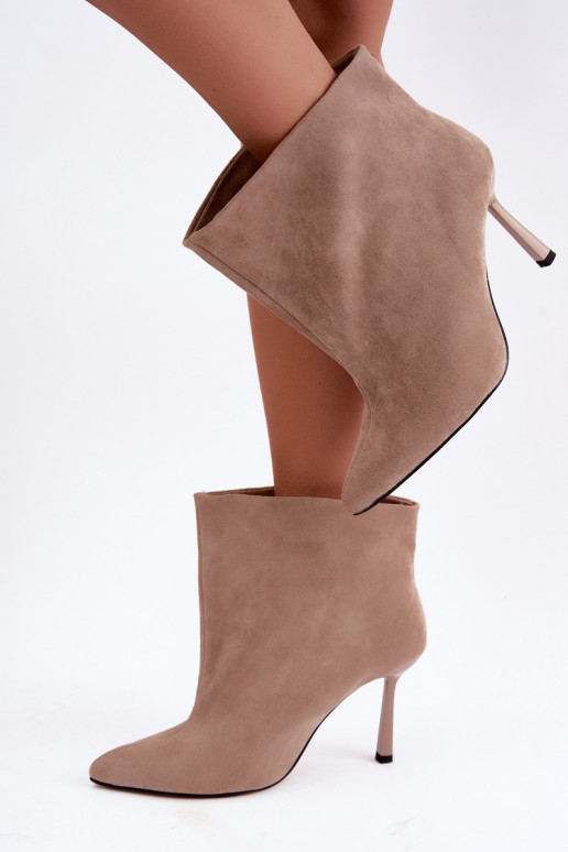 Botines slip-on con tacones finos en color arena Kamea