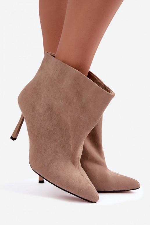 Botines slip-on con tacones finos en color arena Kamea