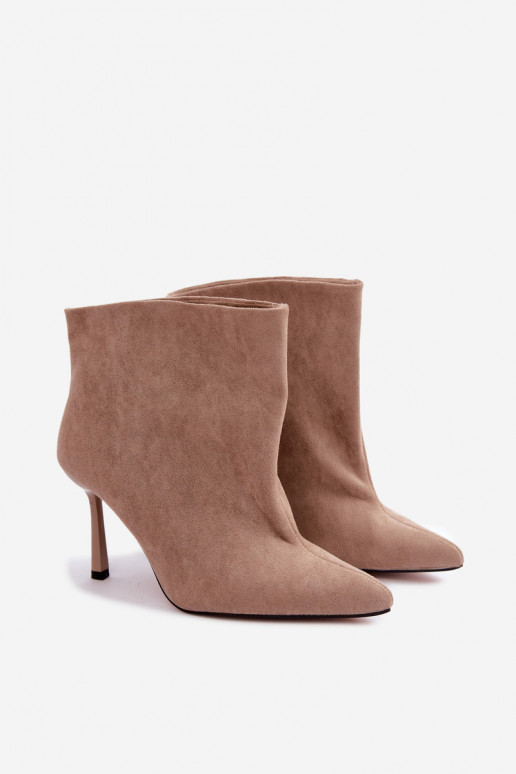 Botines slip-on con tacones finos en color arena Kamea