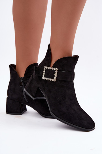 Botines con correas y hebilla decorativa en negro Ameline