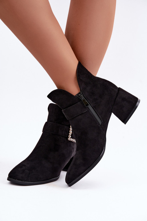 Botines con correas y hebilla decorativa en negro Ameline