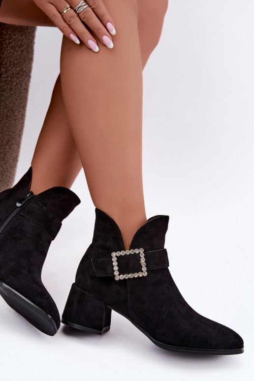 Botines con correas y hebilla decorativa en negro Ameline