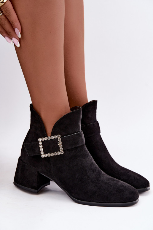 Botines con correas y hebilla decorativa en negro Ameline