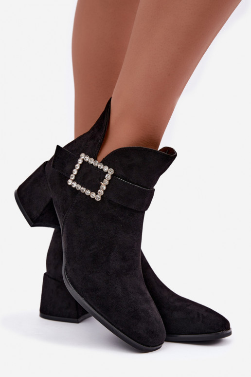 Botines con correas y hebilla decorativa en negro Ameline