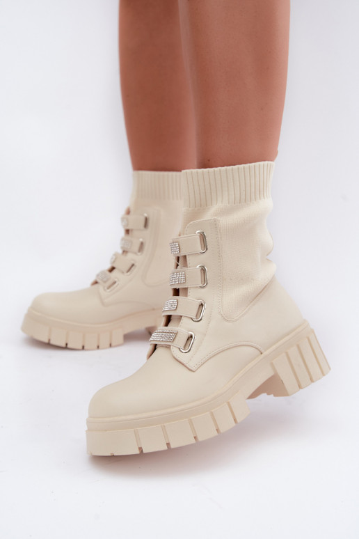 Botines cálidos con elementos decorativos en color arena Giavelle