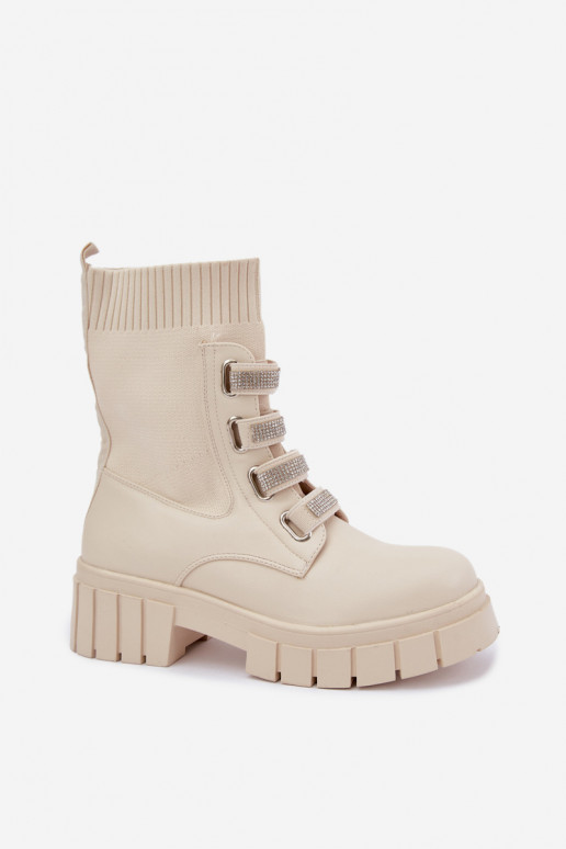 Botines cálidos con elementos decorativos en color arena Giavelle