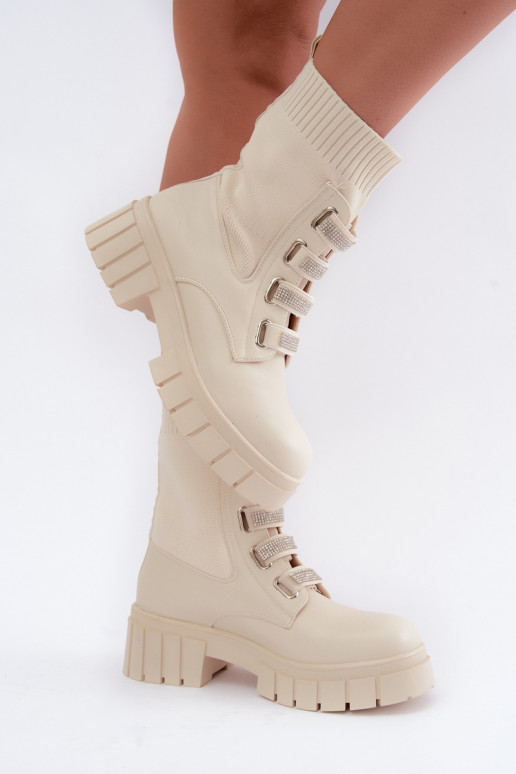 Botines cálidos con elementos decorativos en color arena Giavelle