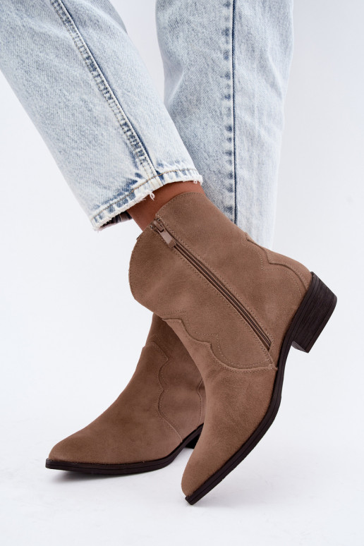 Botas de vaquero de ante color arena con tacón bajo Delsa