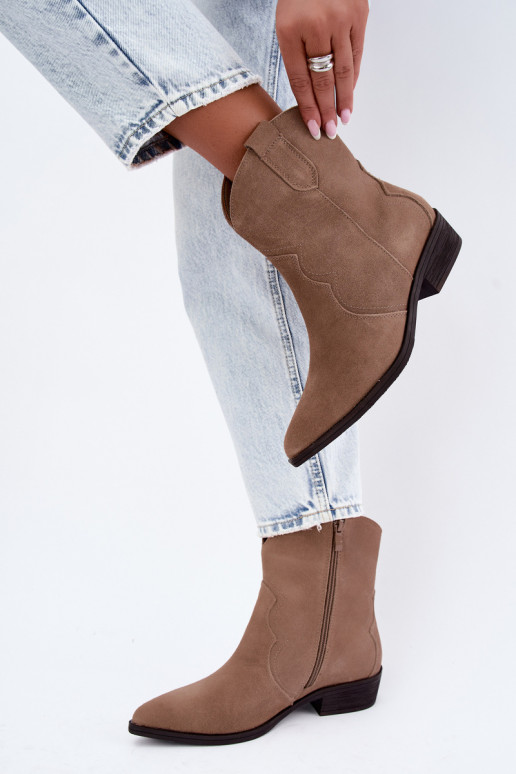 Botas de vaquero de ante color arena con tacón bajo Delsa