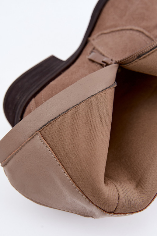 Botas de vaquero de ante color arena con tacón bajo Delsa