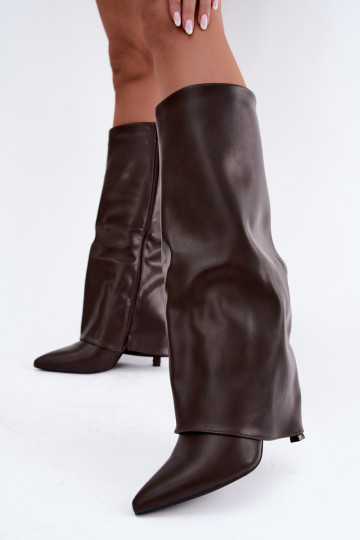 Botas altas forradas con talones finos y un caño de color coral