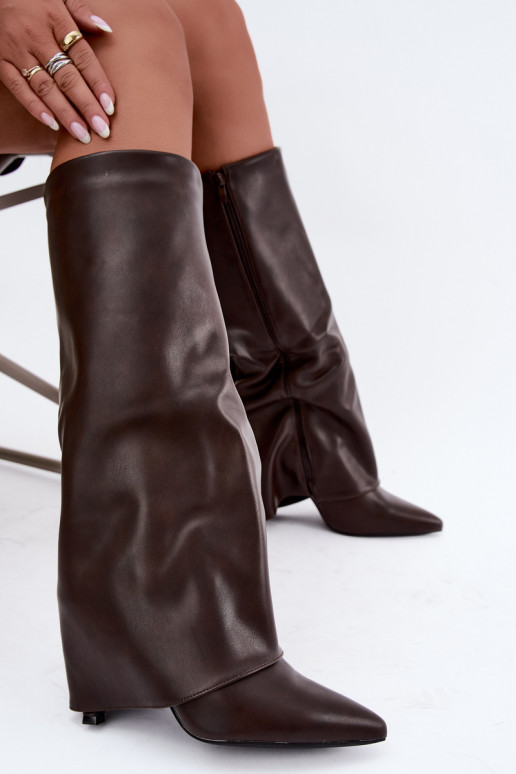 Botas altas forradas con talones finos y un caño de color coral