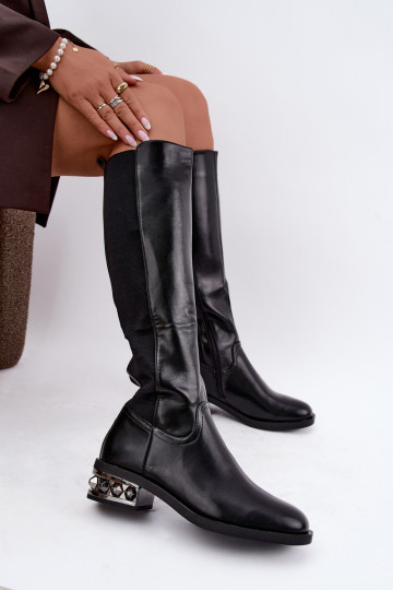 botas altas forradas con tacones y bonitos detalles en color negro Emani
