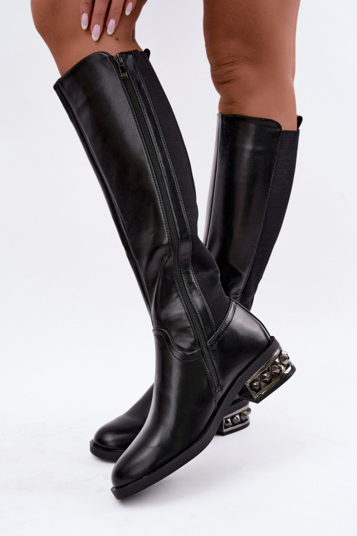 botas altas forradas con tacones y bonitos detalles en color negro Emani