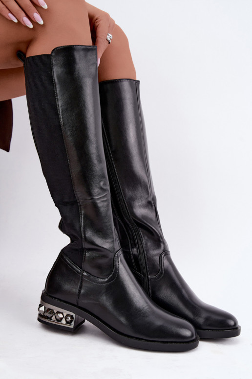 botas altas forradas con tacones y bonitos detalles en color negro Emani