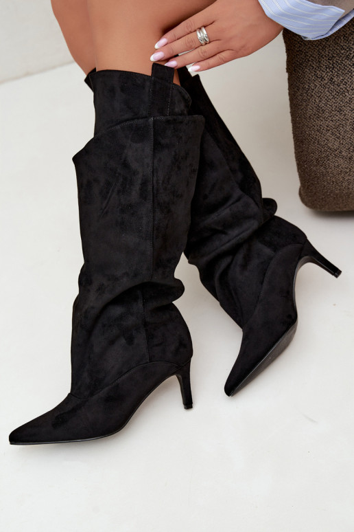 botas altas forradas con volantes y tacones finos en color negro Auretta