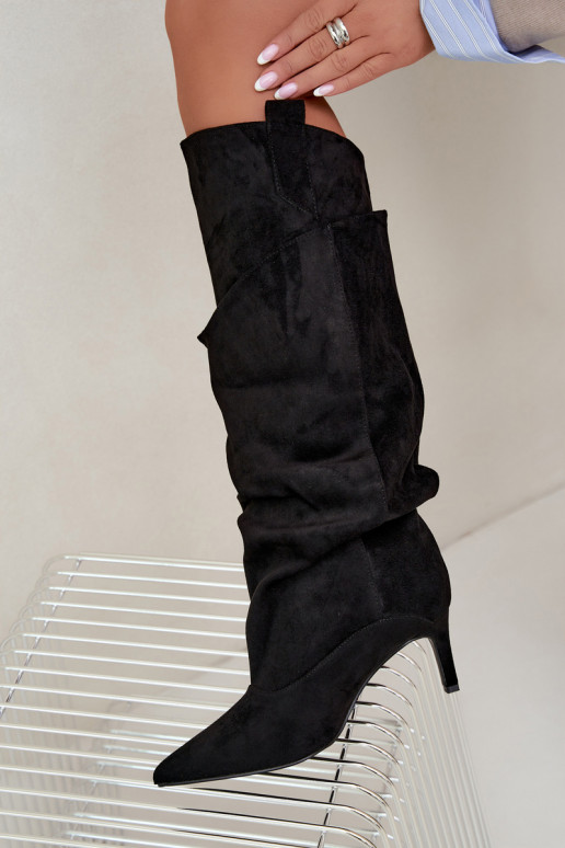 botas altas forradas con volantes y tacones finos en color negro Auretta