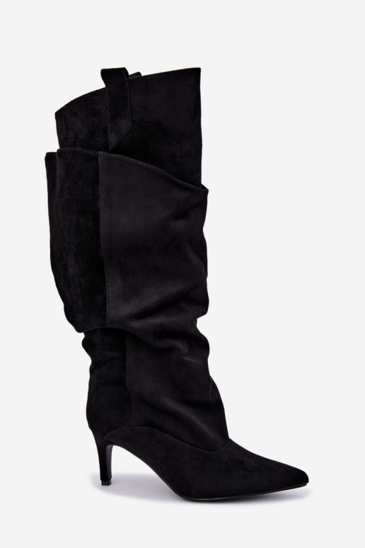 botas altas forradas con volantes y tacones finos en color negro Auretta