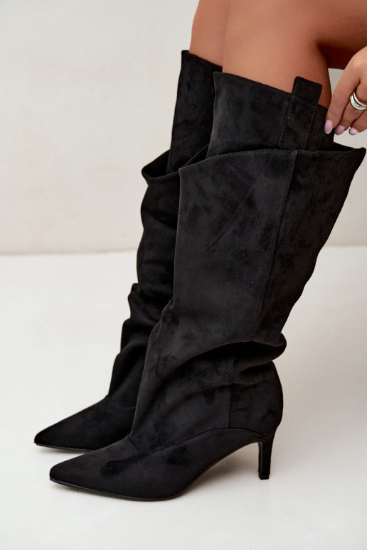 botas altas forradas con volantes y tacones finos en color negro Auretta