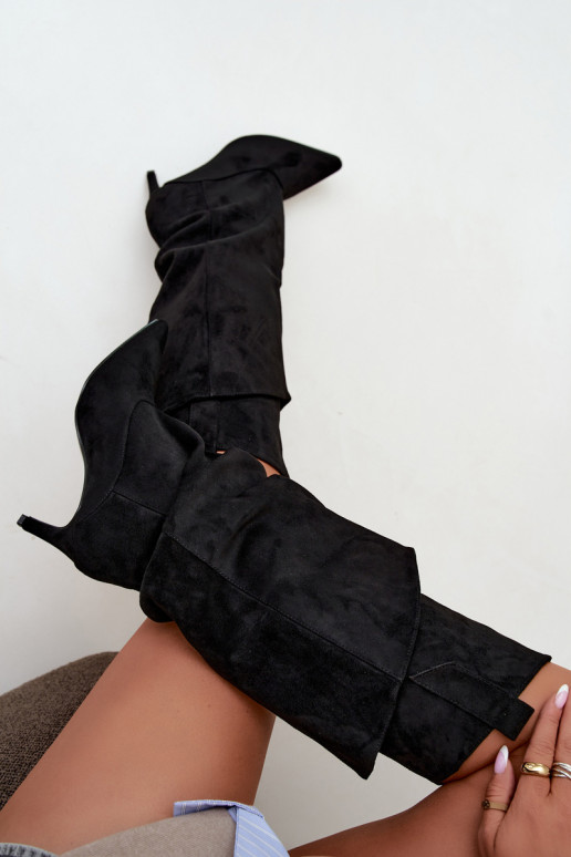 botas altas forradas con volantes y tacones finos en color negro Auretta