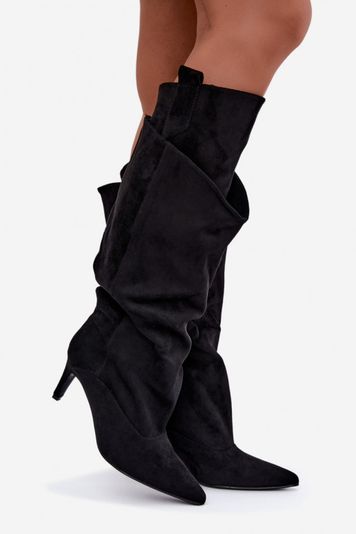 botas altas forradas con volantes y tacones finos en color negro Auretta
