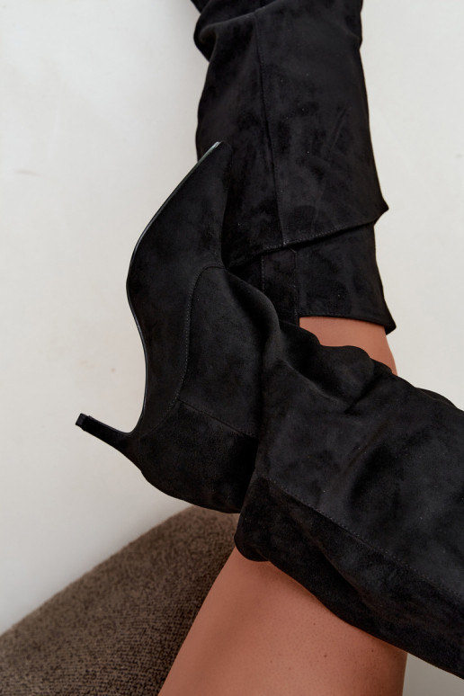 botas altas forradas con volantes y tacones finos en color negro Auretta